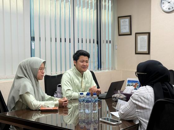 Konsultasi di kantor Almira Travel